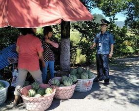 水城广场吃瓜群众,吃瓜群众的热闹现场