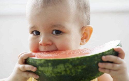 和小孩吃瓜,与孩子共享甜蜜吃瓜时光