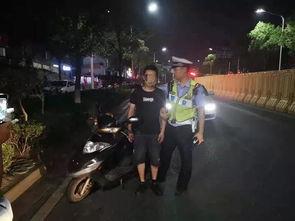 围观警车吃瓜,围观群众见证执法新风尚