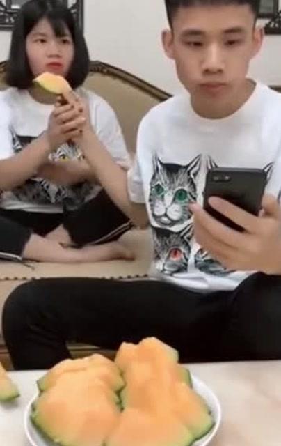 姐姐在抓瓜吃,姐姐抓瓜吃，欢乐时光无限